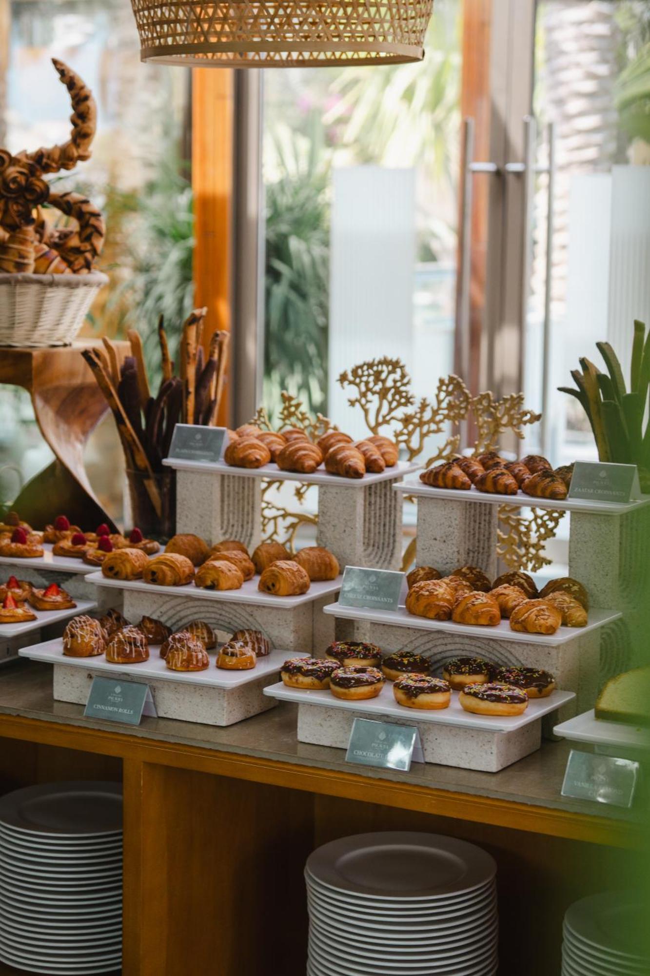Palavra Resort Manama Ngoại thất bức ảnh A selection of pastries