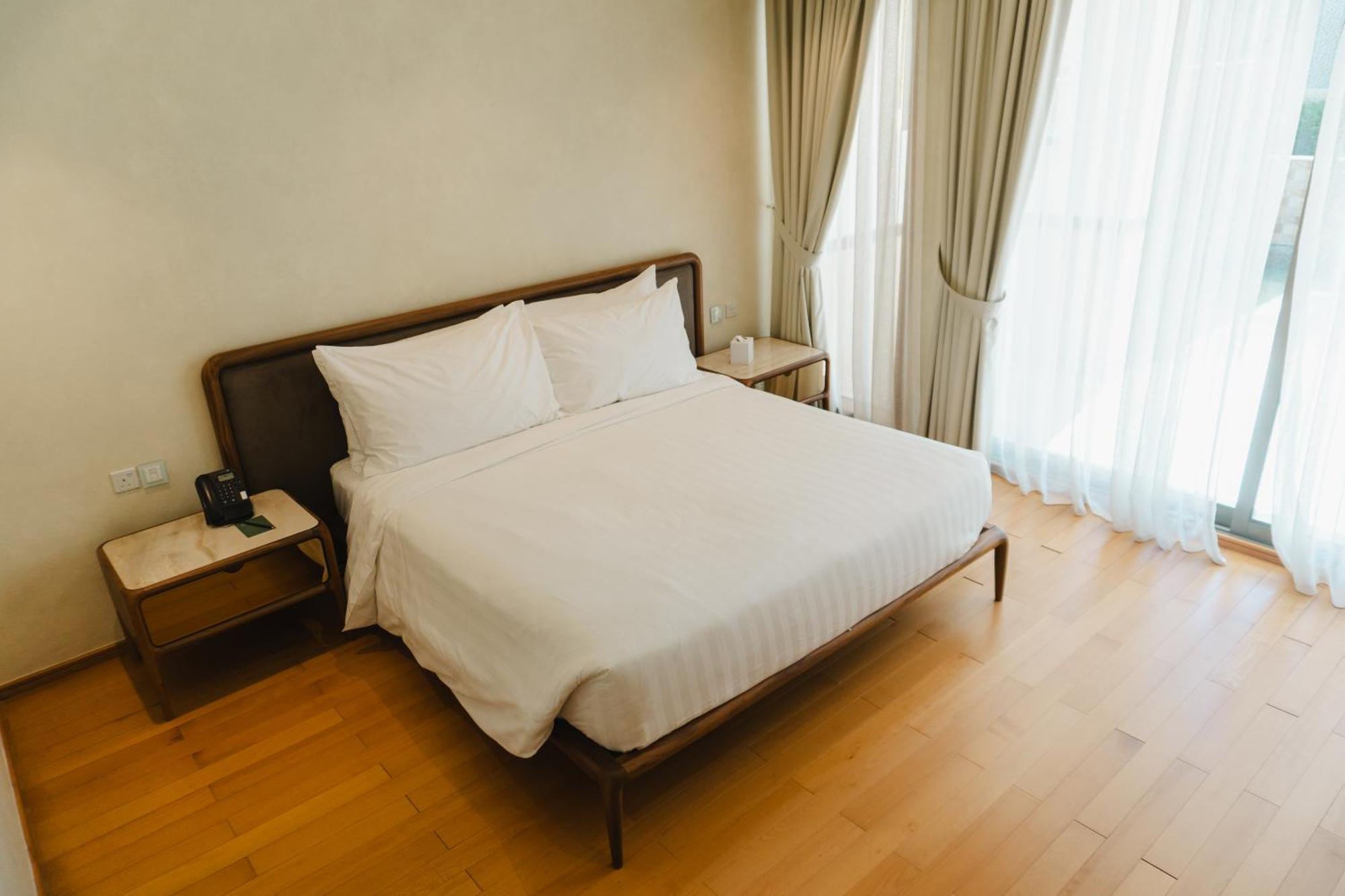 Palavra Resort Manama Ngoại thất bức ảnh A bedroom in a hotel