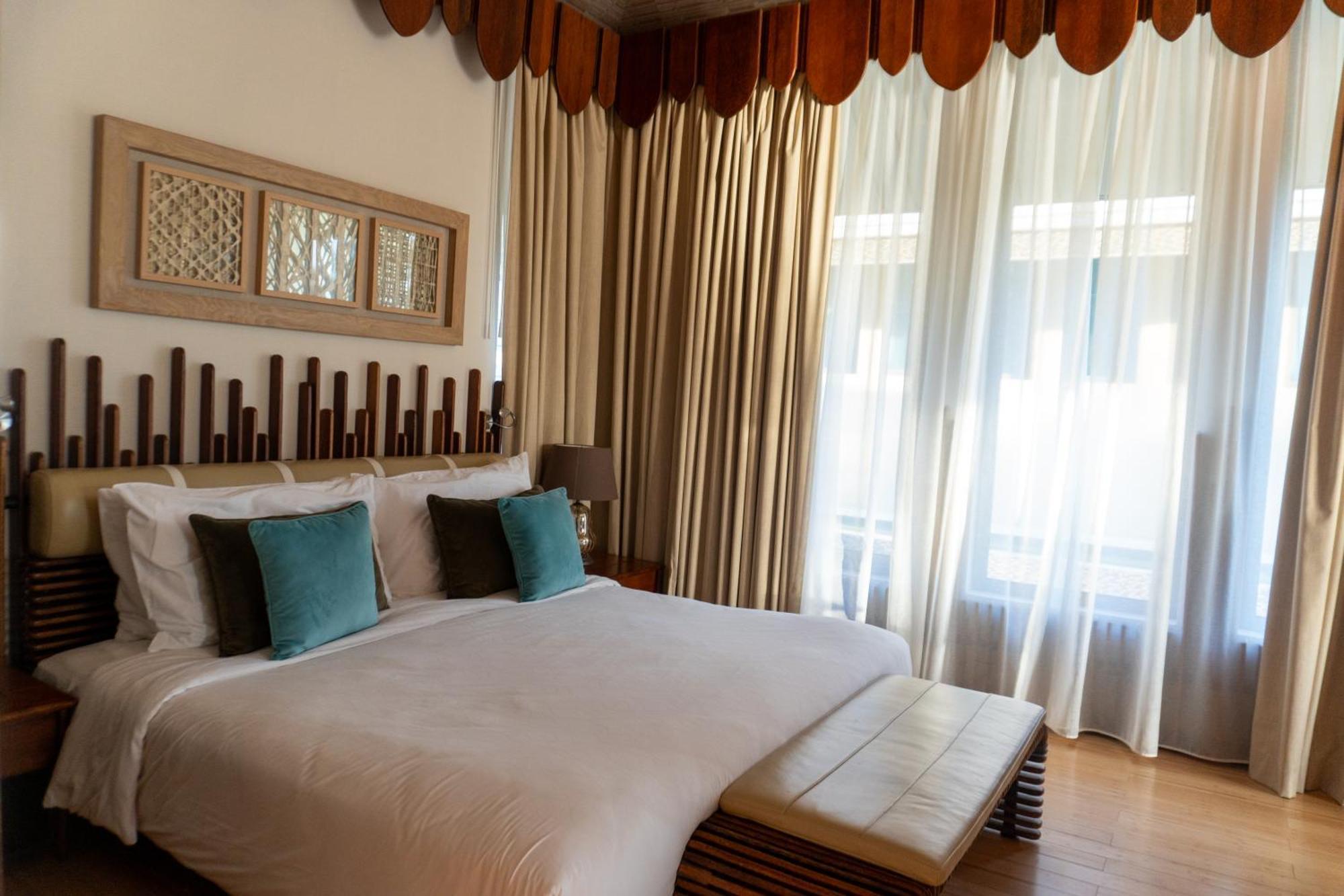 Palavra Resort Manama Ngoại thất bức ảnh A bedroom at the hotel