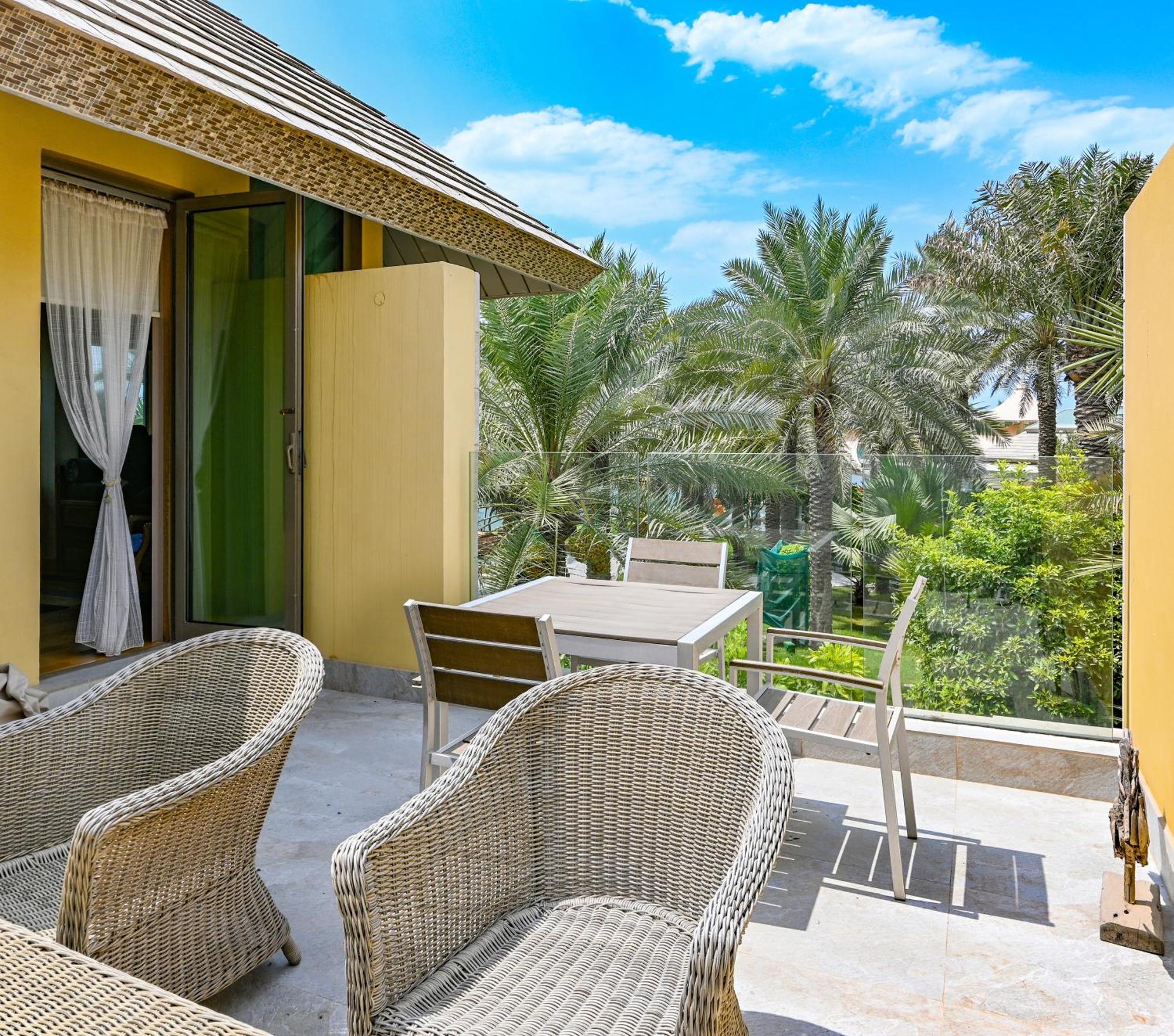 Palavra Resort Manama Ngoại thất bức ảnh A balcony at Jumeirah Creekside